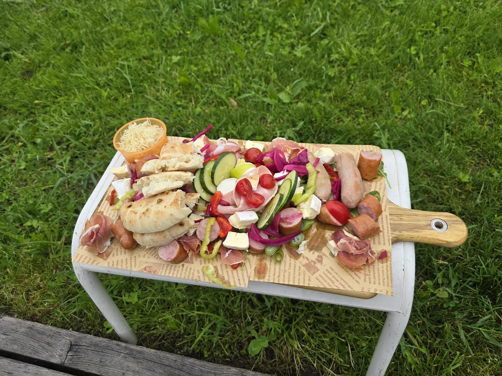 Antipasti-Brettl im Gras