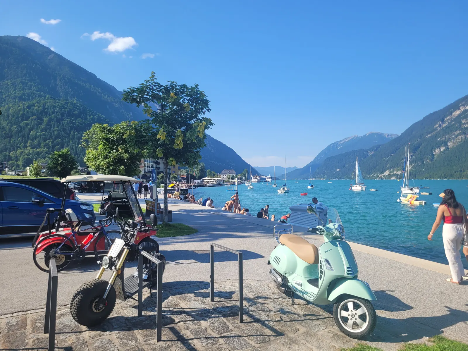 E-Mopeds an der Promenade