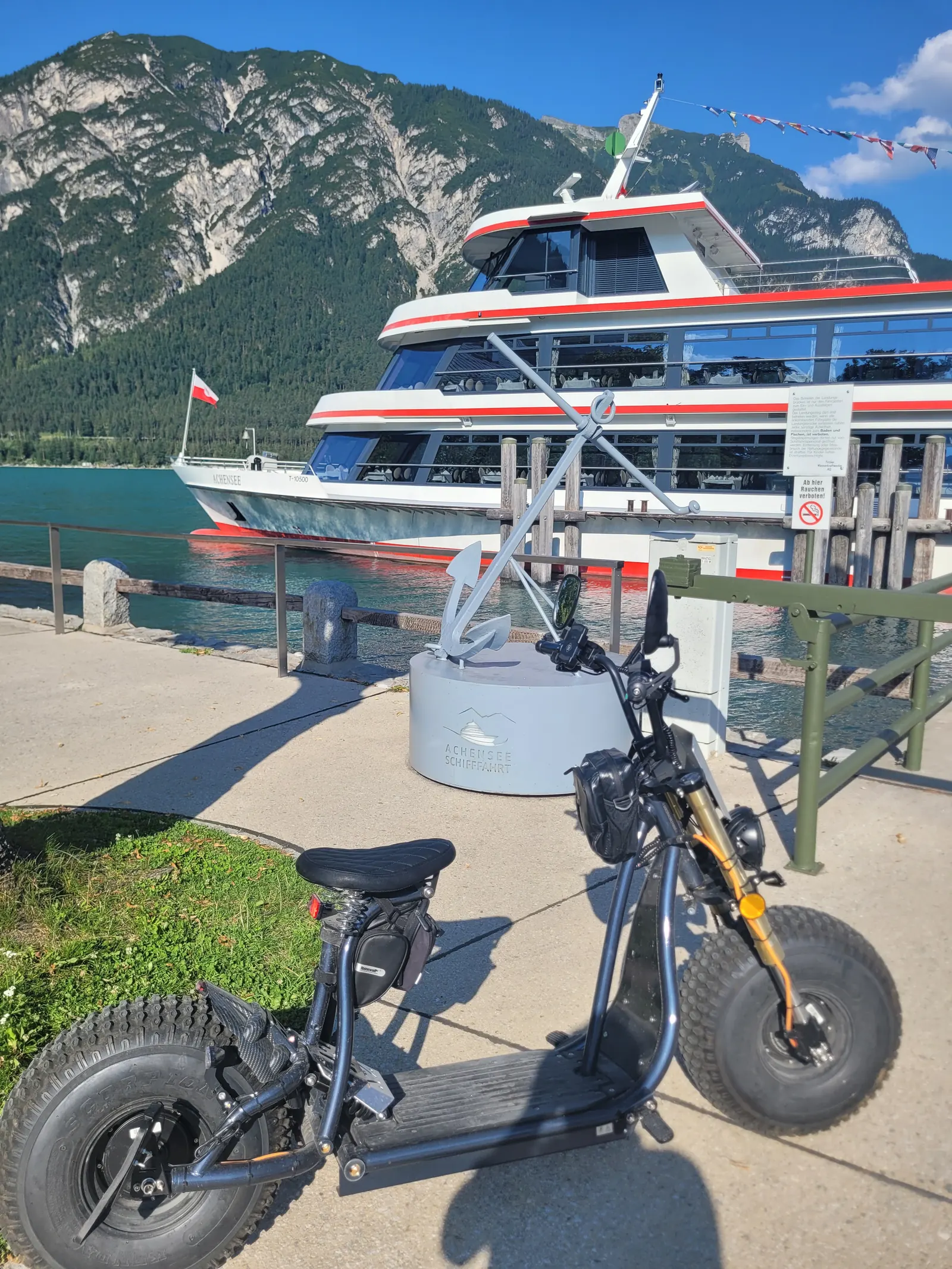 E-Moped vor dem Achensee-Schiff