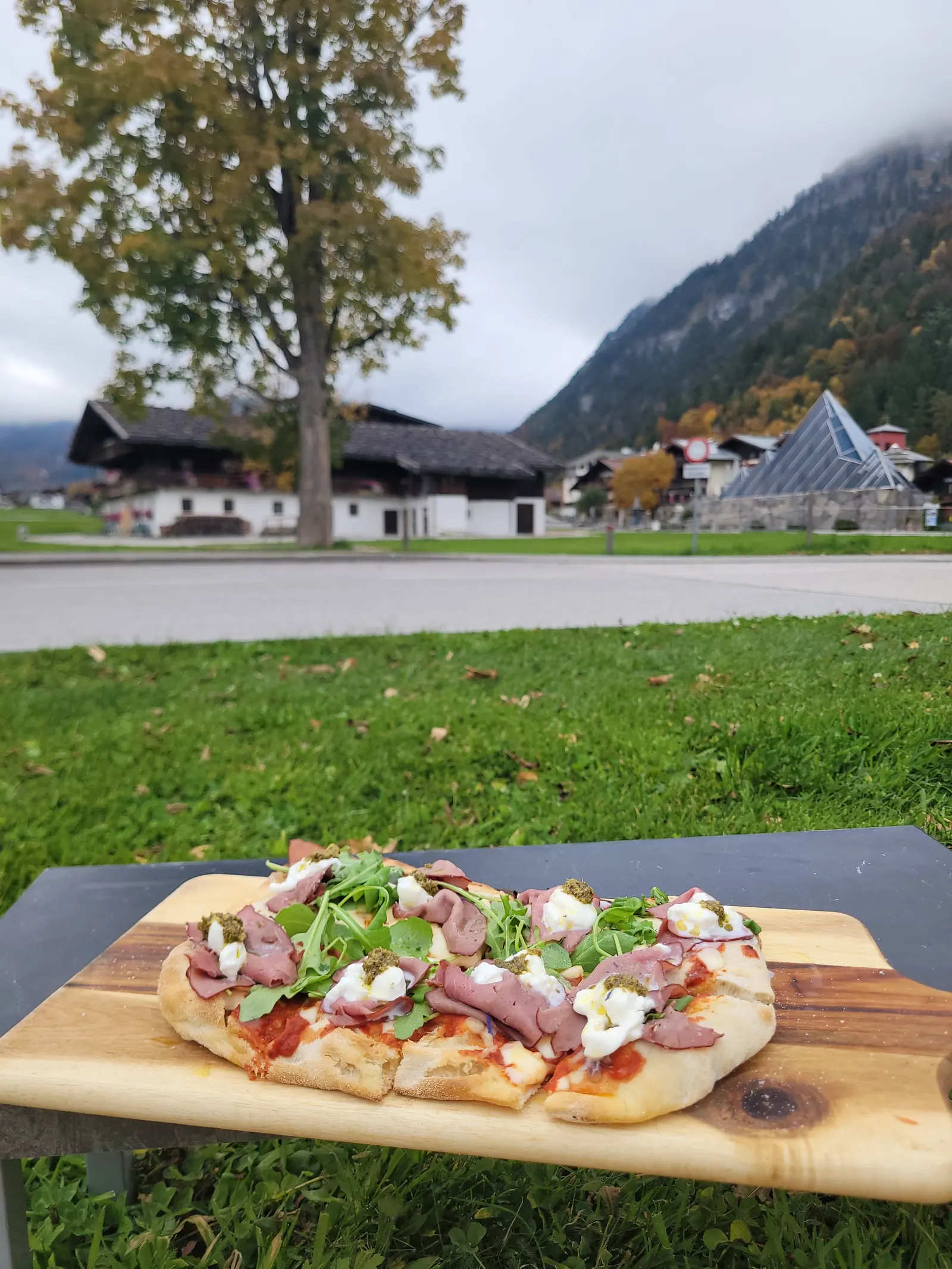 Pinsa im Herbst auf der Wiese