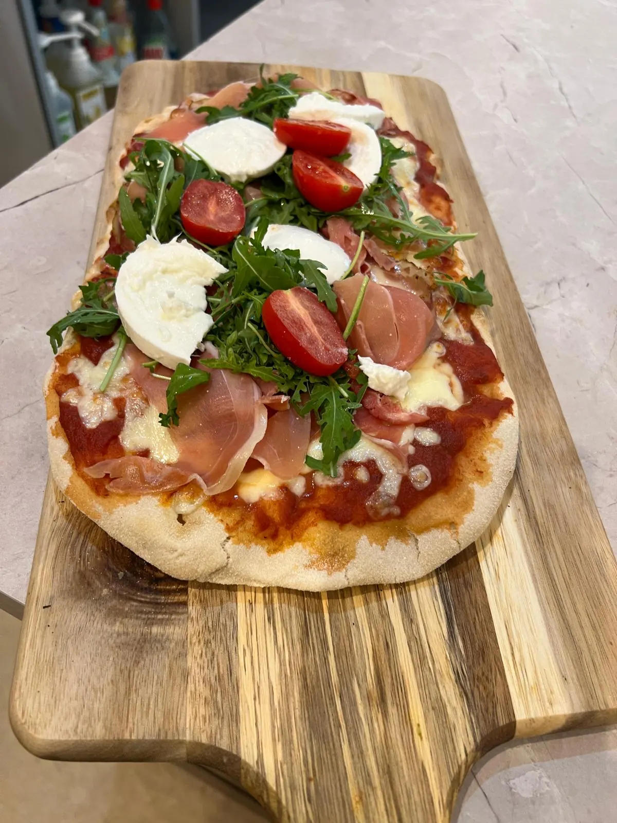 Pinsa mit Prosciutto, Rucola und Mozzarella