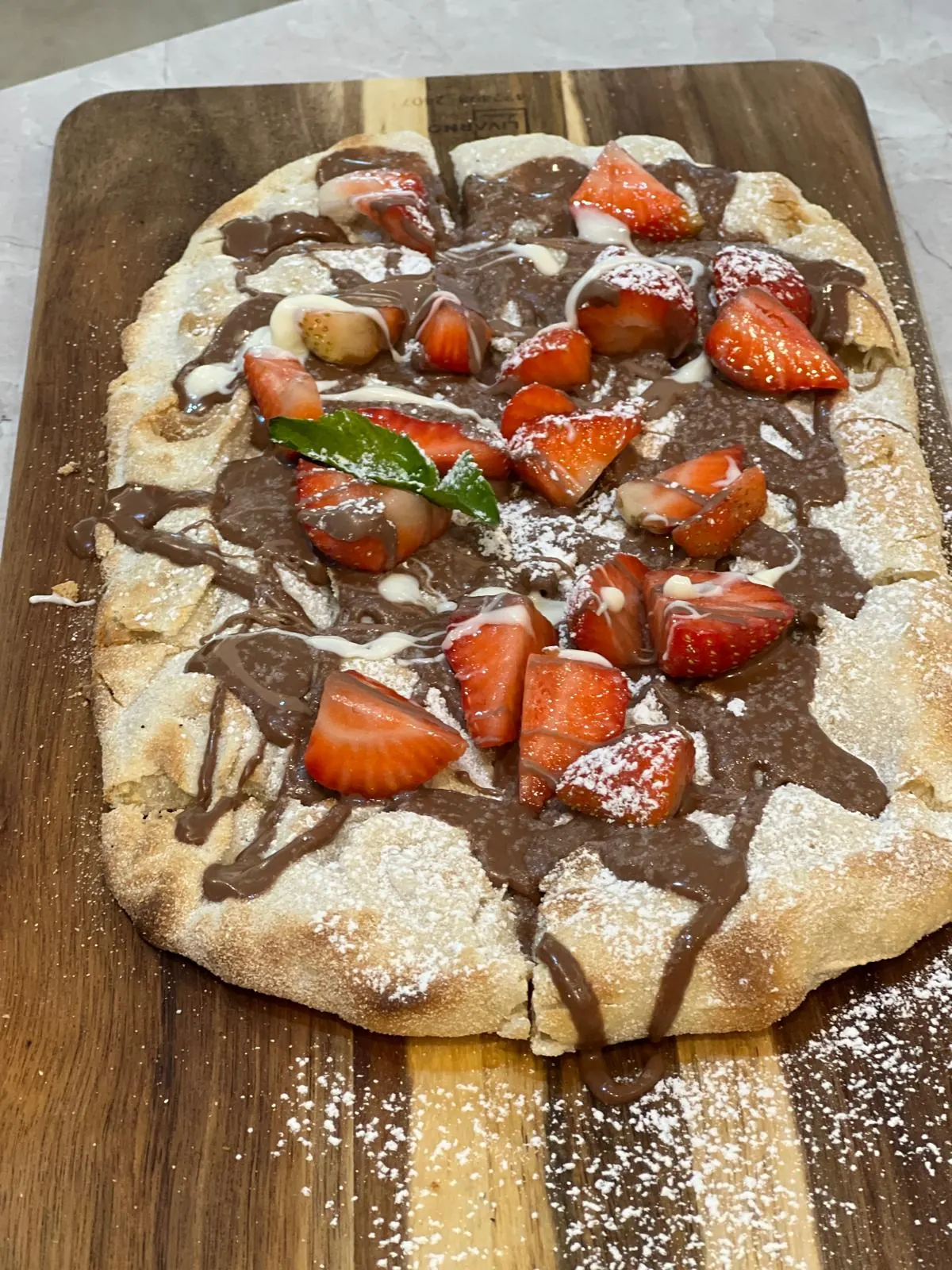 Süße Pinsa mit Erdbeeren und Schokolade