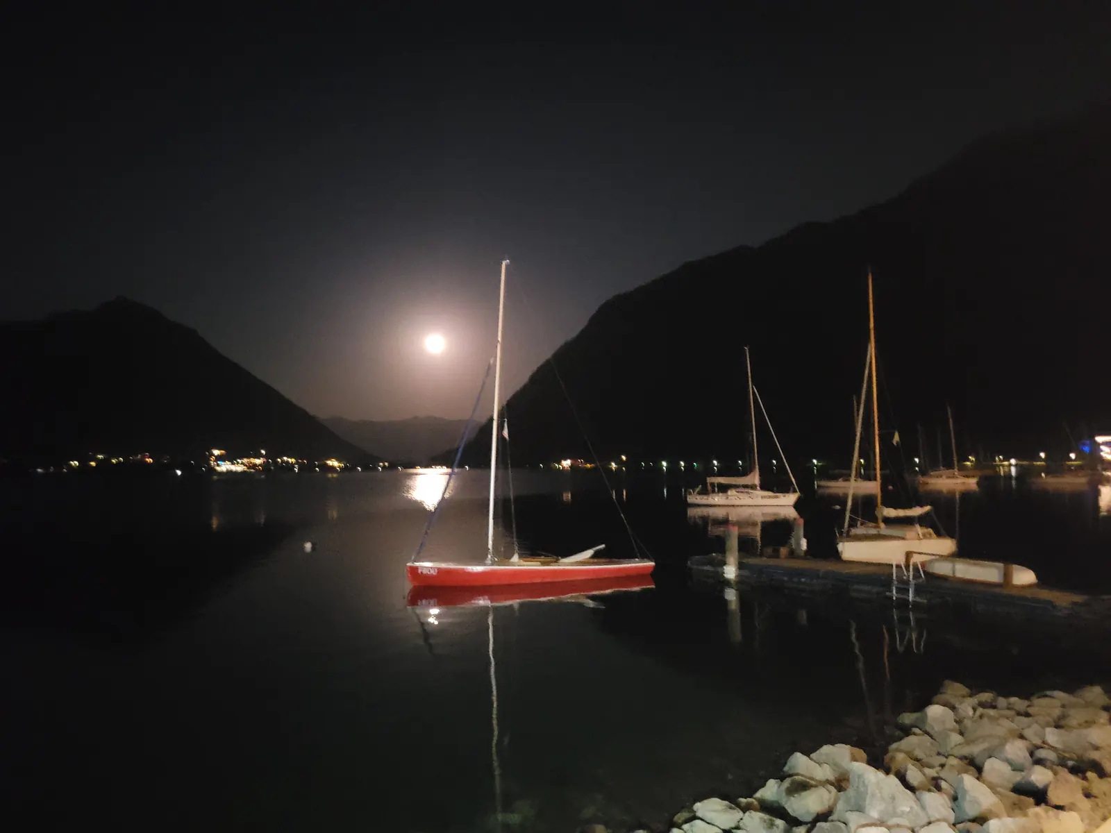 Mondnacht über dem Achensee mit Segelbooten