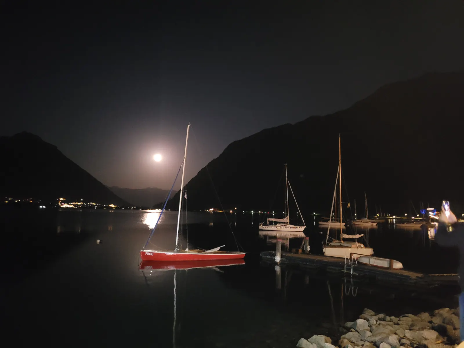 Vollmond über den Booten