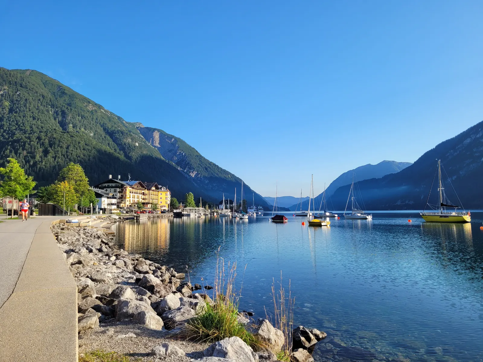 Der Achensee am Morgen, Seepromenade in Pertisau