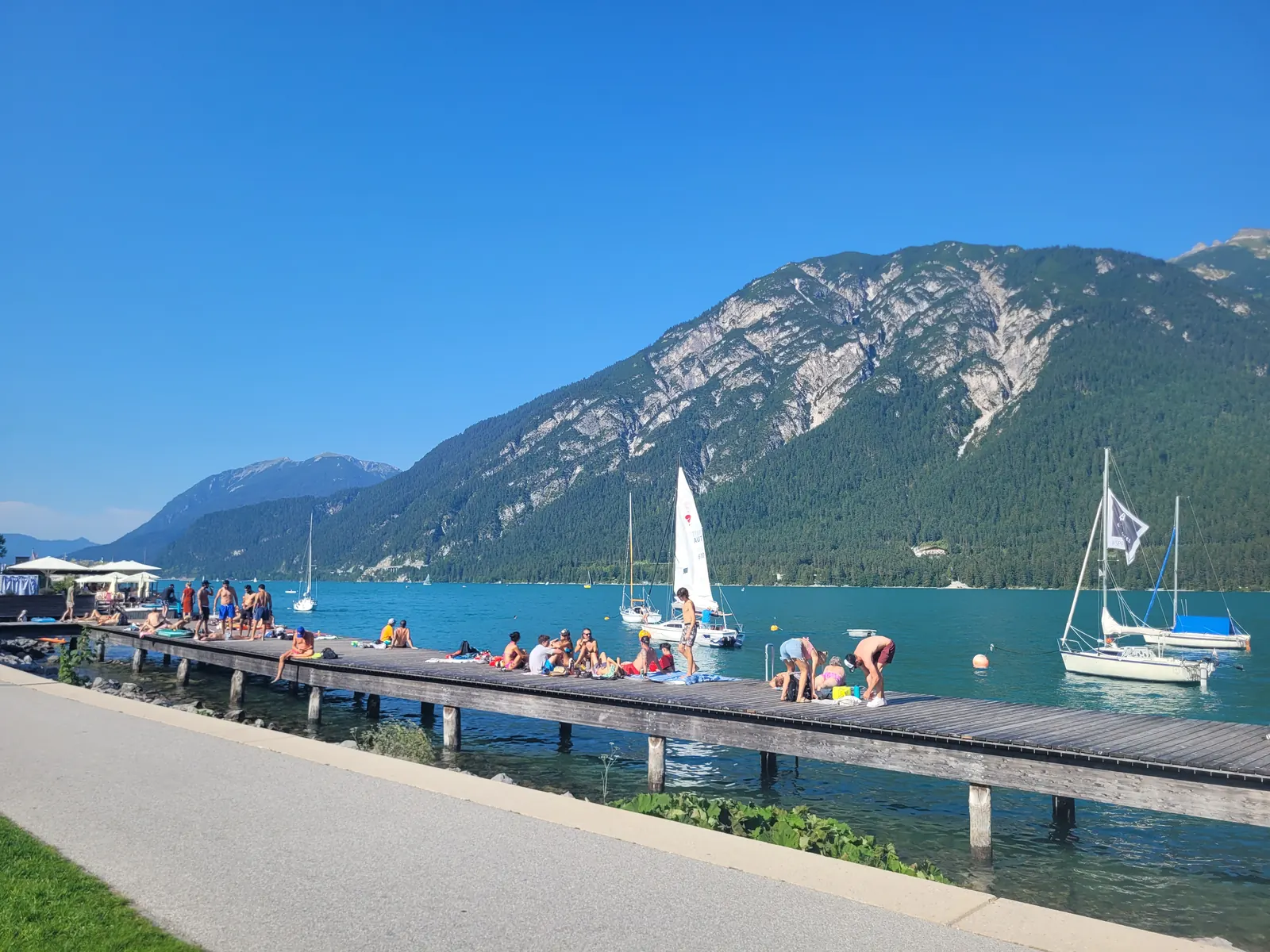 Badesteg mit Segelbooten