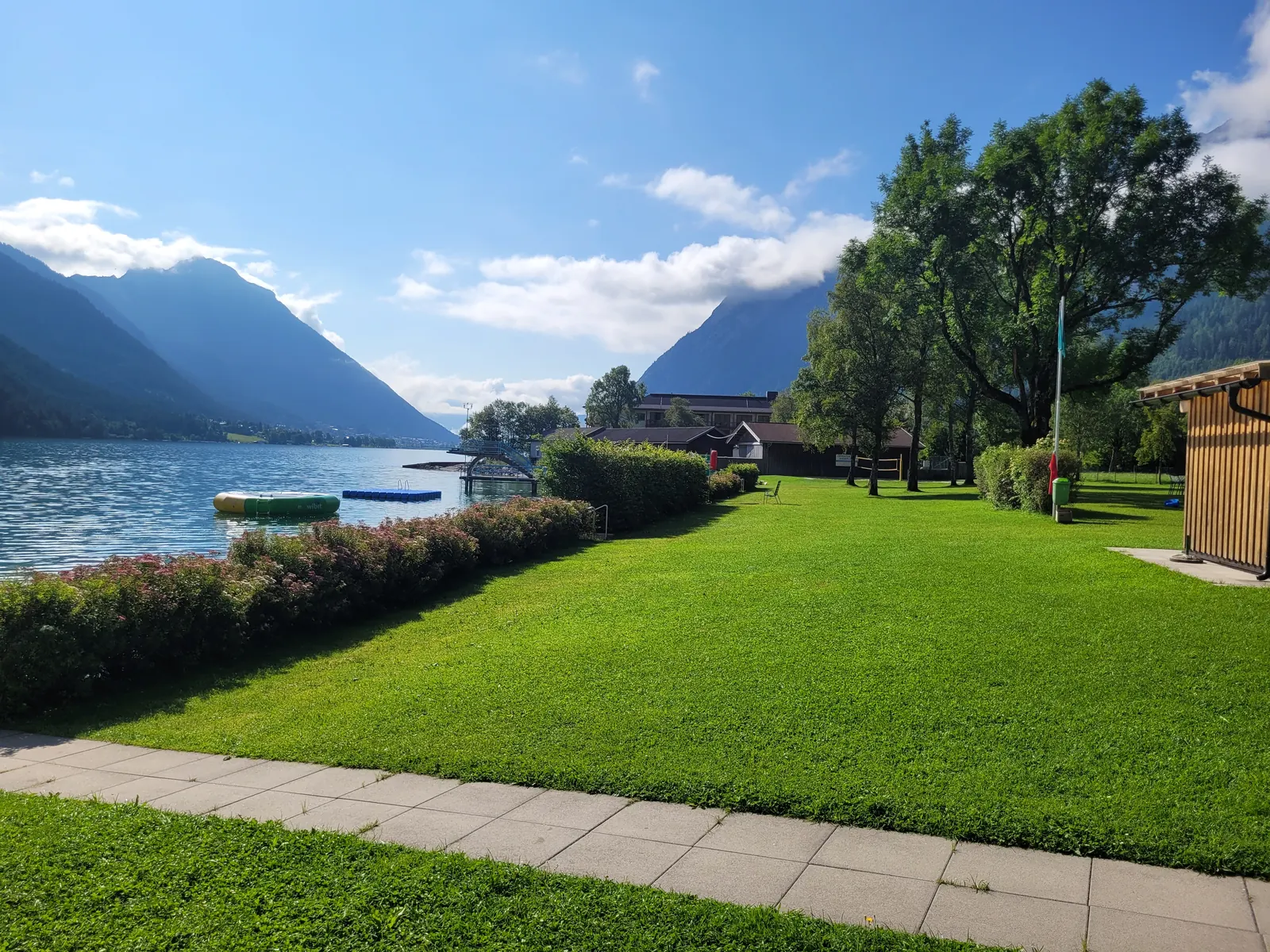 Wiese und Uferweg in Pertisau