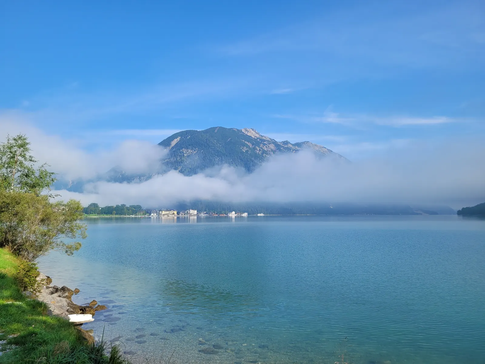 Wolken spiegeln sich im See
