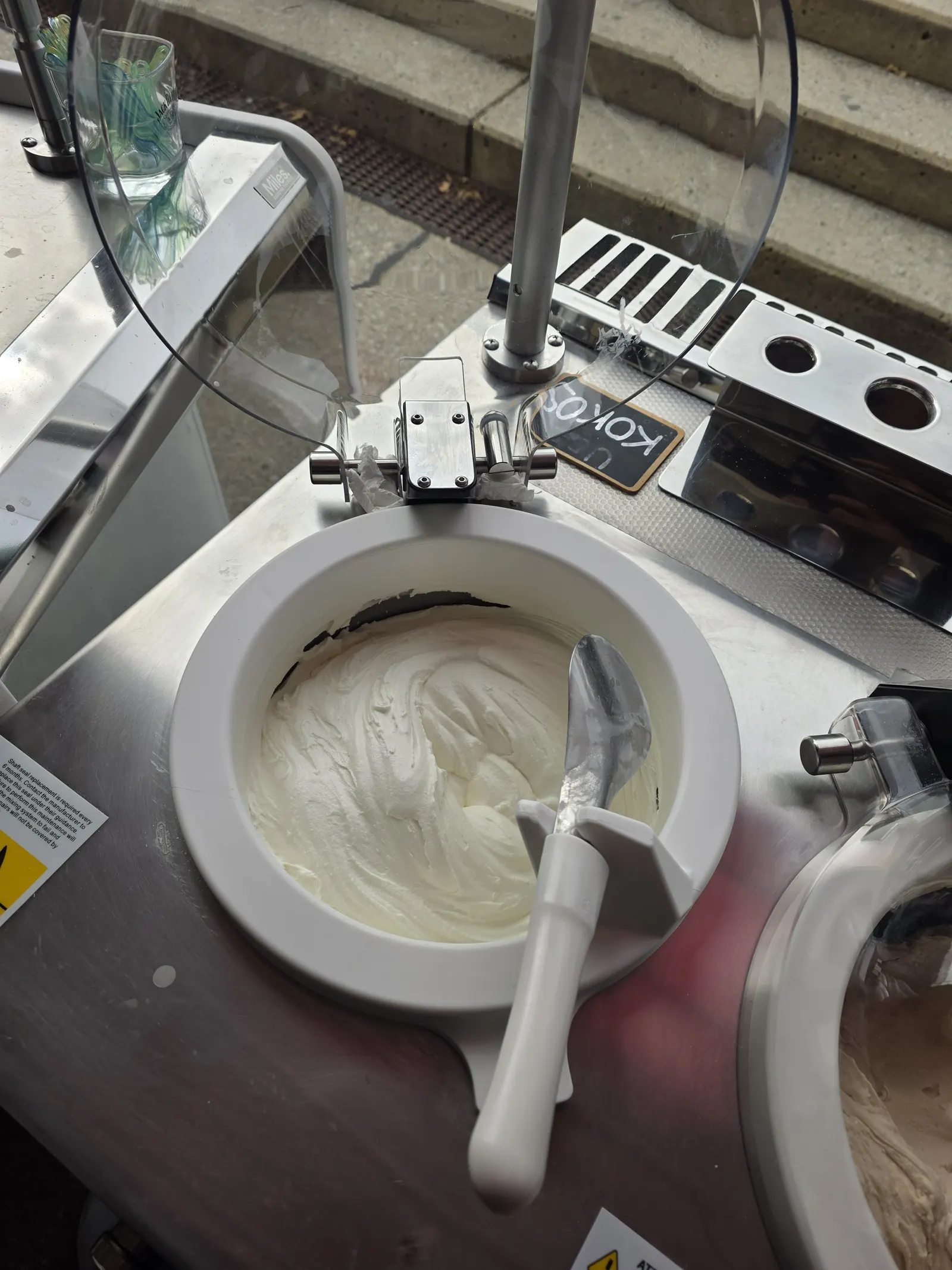 Frisches Softeis aus der Maschine