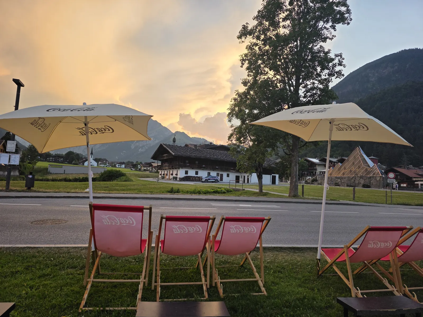 Liegestühle und Schirme auf unserer Terrasse am Abend